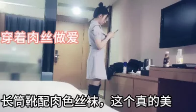 穿着丝袜做爱太爽了（全集免费看下面简阶）