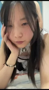 穿女仆装爱上调教的女友！现在年轻人太会玩了