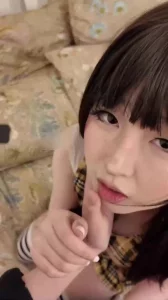 爬我床上来想干嘛呀？鸡巴好大我流口水了