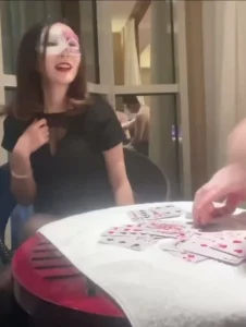 三人斗地主输了脱衣服，简介有群，熟女阿姨被两个男人3p后入爆操