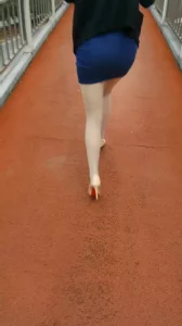 公交车艳遇，尾行灰丝少妇，被顶摸爽了主动磨我