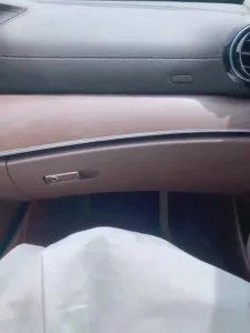 绿毛王八带着老婆去见表弟，骚妻在餐厅就开始吃起表弟的鸡巴了