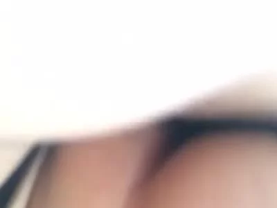 操骚货一个。叫声好听。