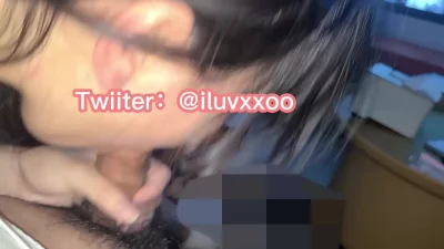 新约的小姐姐背着男友给我口，技术一流